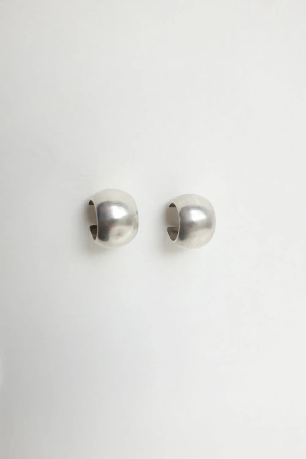 BOLD VINTAGE SMALL SILVER LOOP EARRINGS