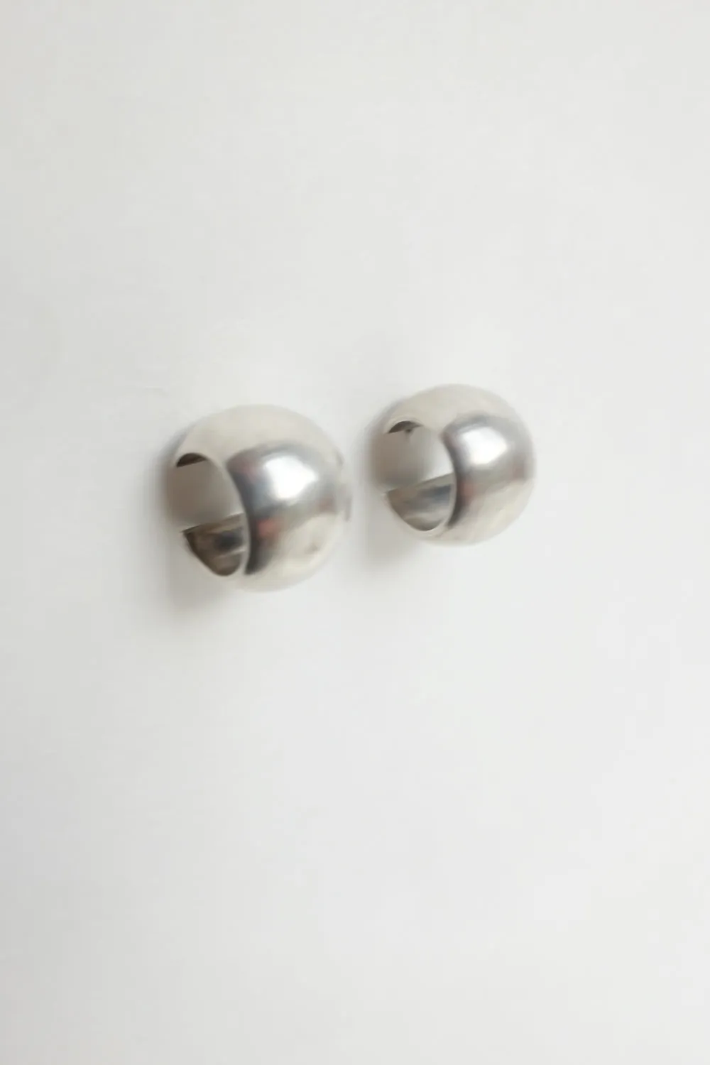 BOLD VINTAGE SMALL SILVER LOOP EARRINGS