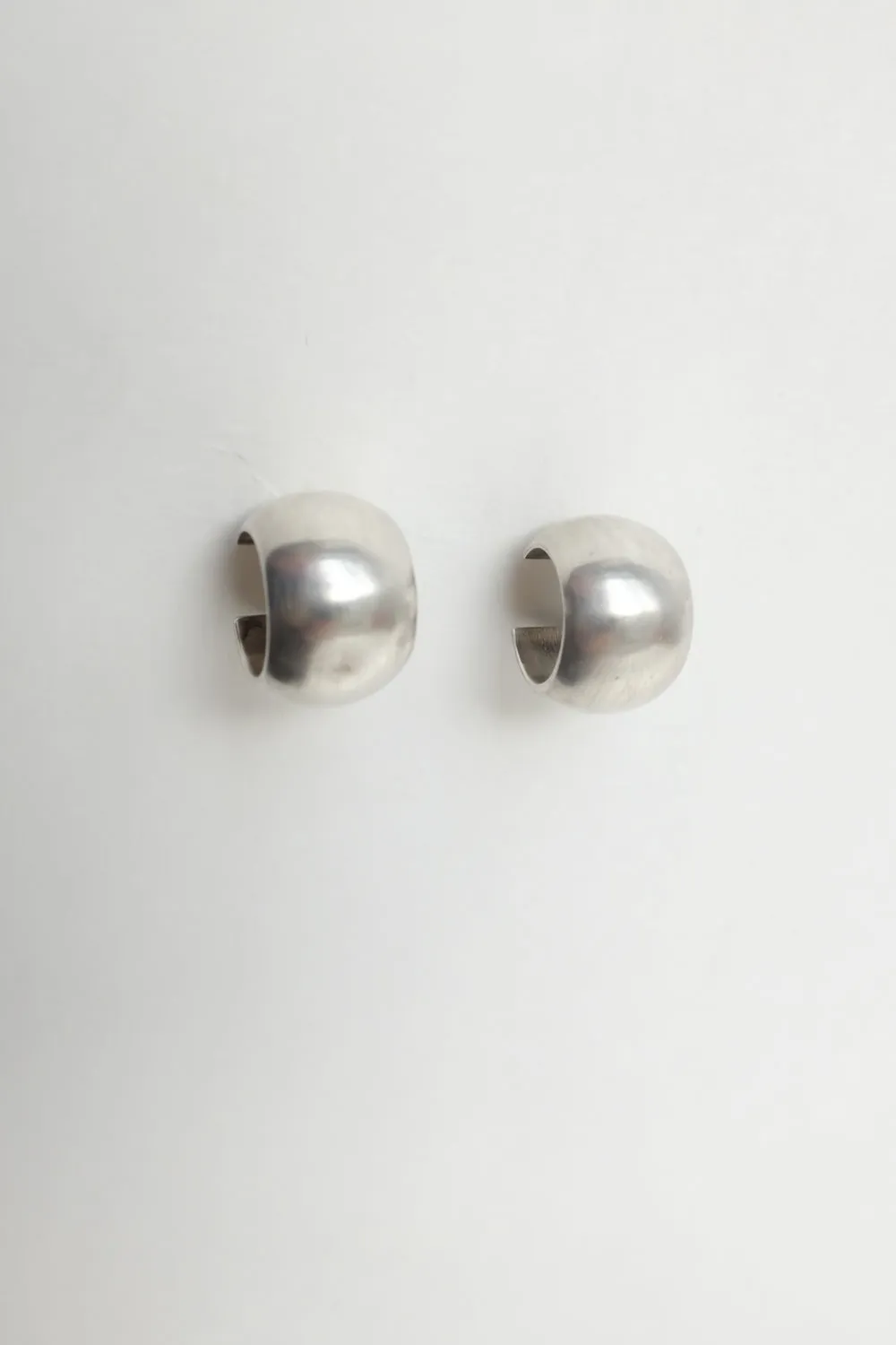 BOLD VINTAGE SMALL SILVER LOOP EARRINGS