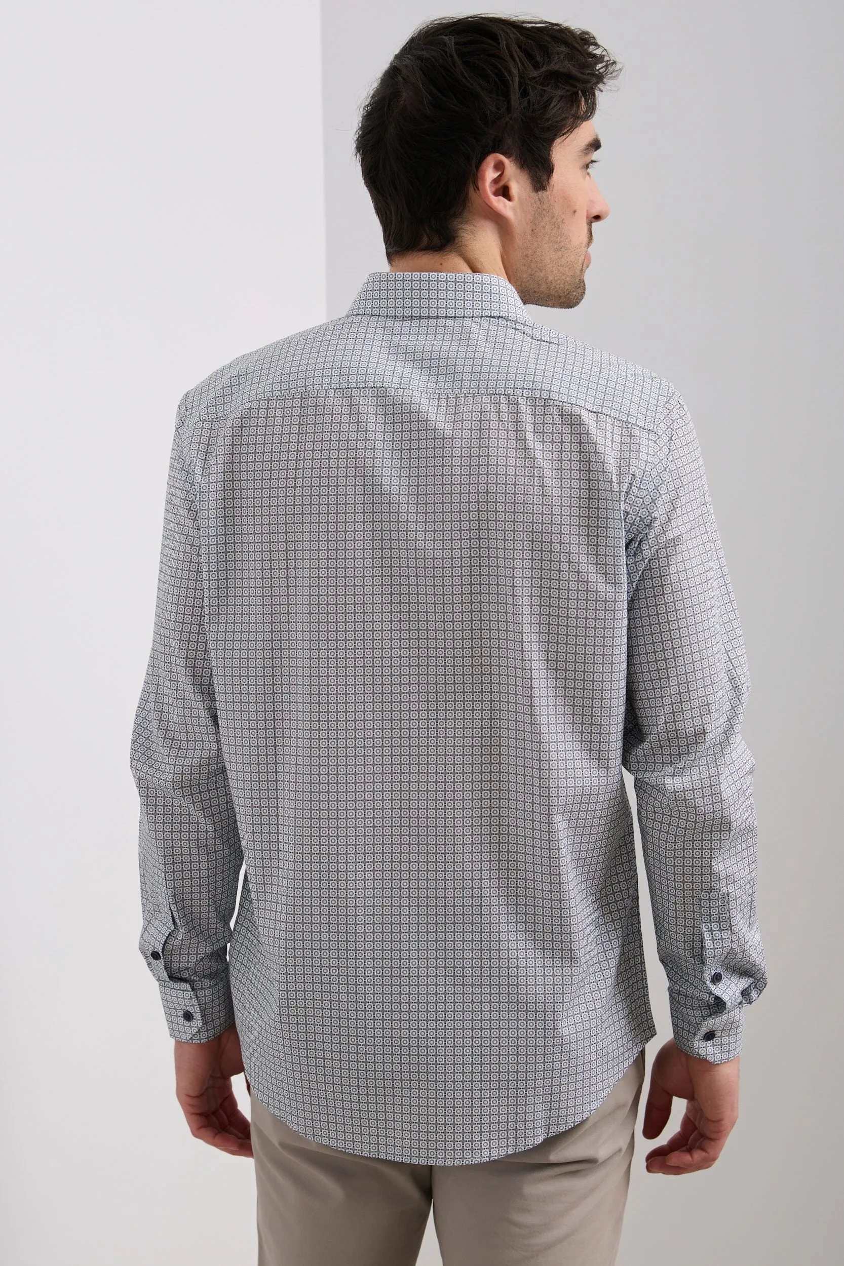 Micro pattern semi-fitted shirt