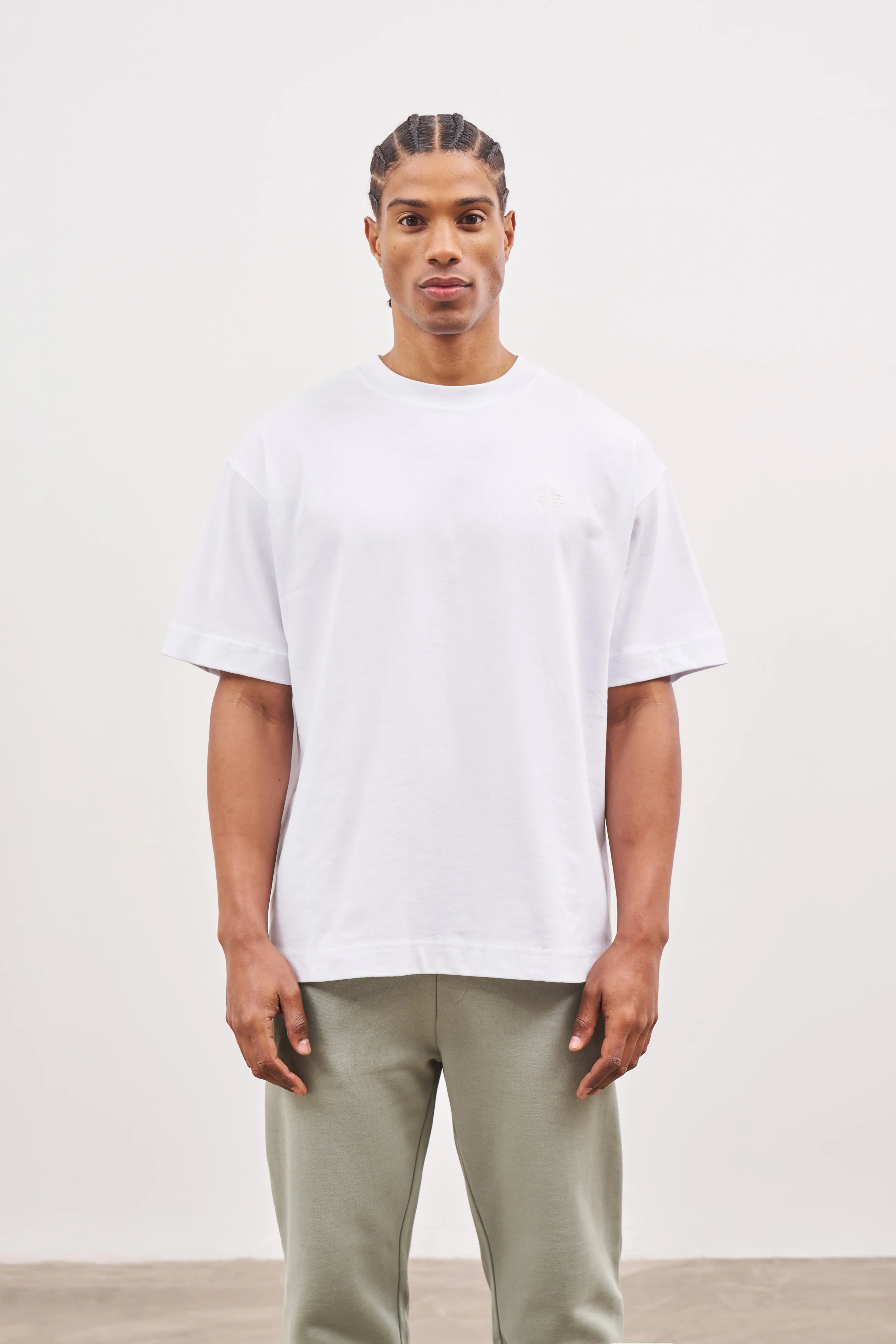 OUTLINE EMBLEM RELAXED T-SHIRT - WHITE