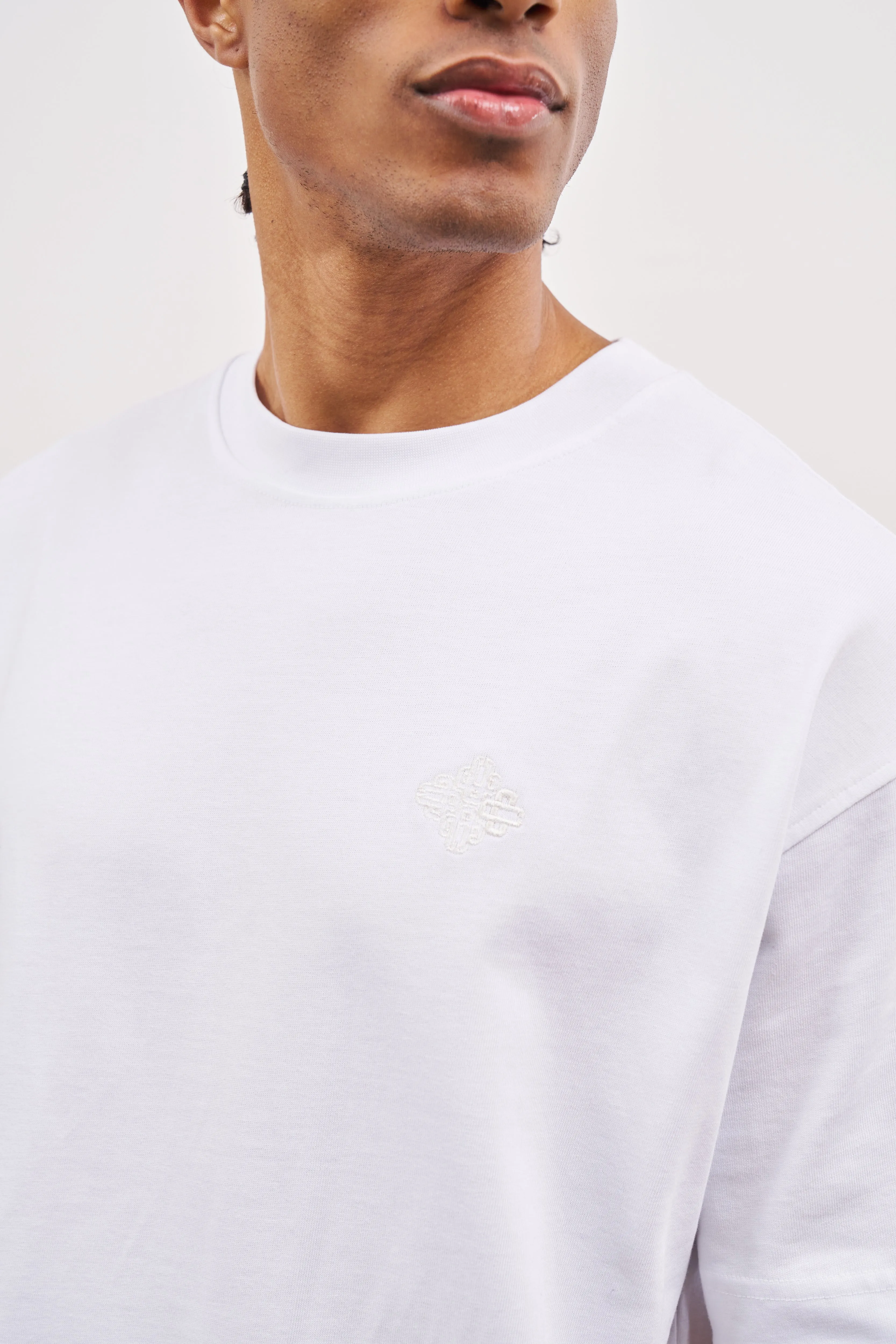 OUTLINE EMBLEM RELAXED T-SHIRT - WHITE