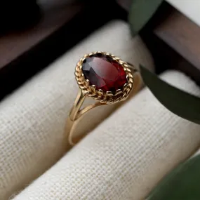 Vintage Primrose Garnet Ring with Intricate Gold Detail