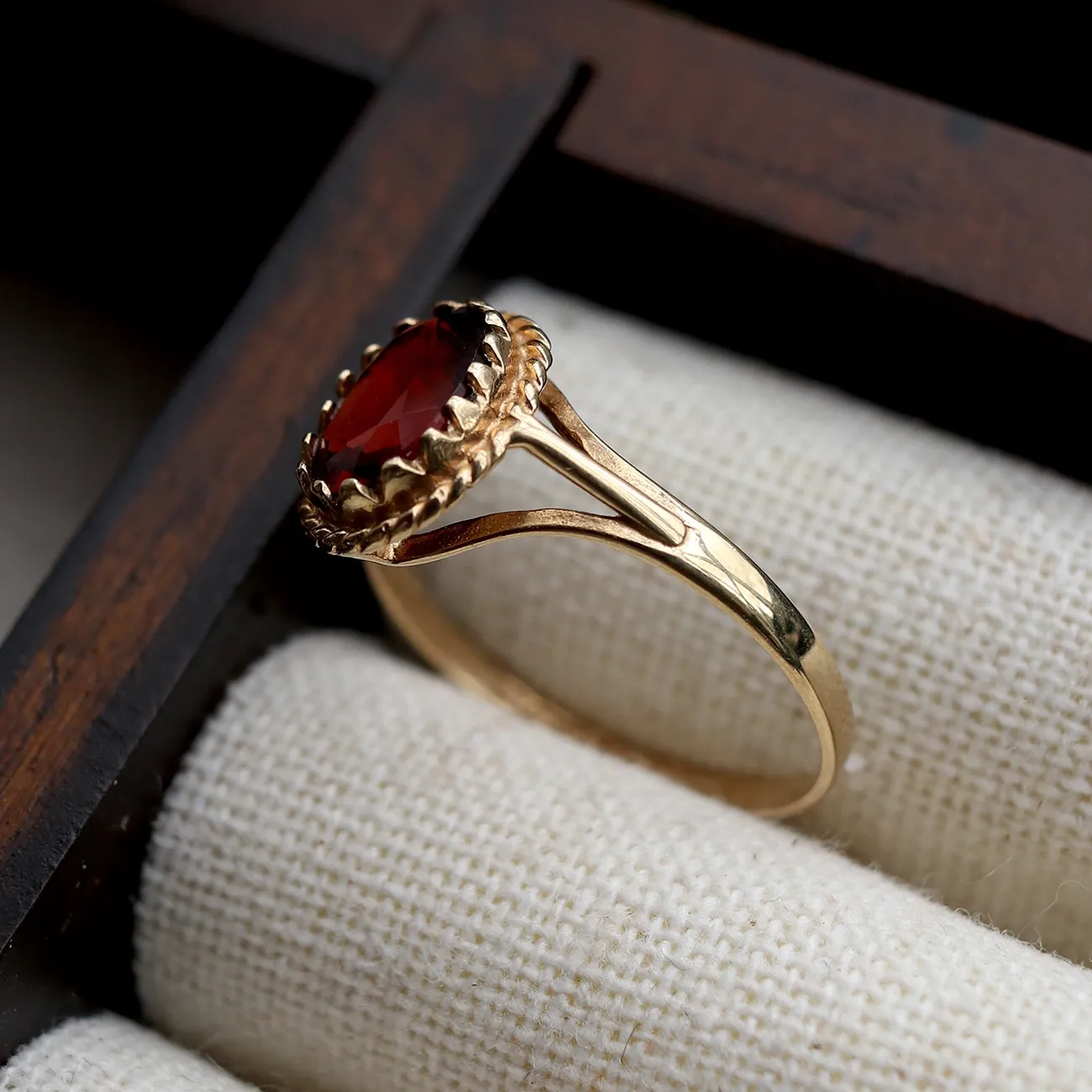 Vintage Primrose Garnet Ring with Intricate Gold Detail