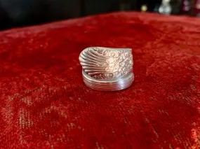 Sure! Heres an optimized product title with modifiers:

Handcrafted Vintage Sterling Silver Spoon Ring - Antique-Inspired Jewelry with Intricate Design